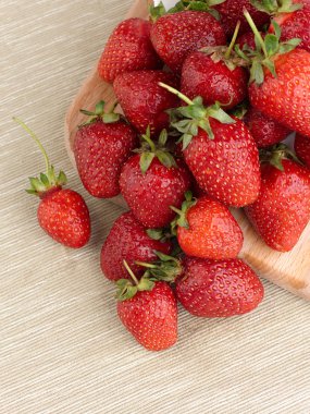 Kumaş arka plan üzerinde güzel olgun çilek 