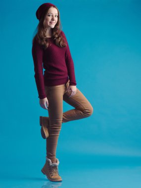 Güzel genç kız moda giysiler içinde 