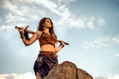 Gökyüzüne karşı bir kılıç ile Amazon