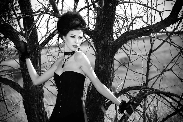 公園で闇の女王。ファンタジー黒ドレス. — ストック写真