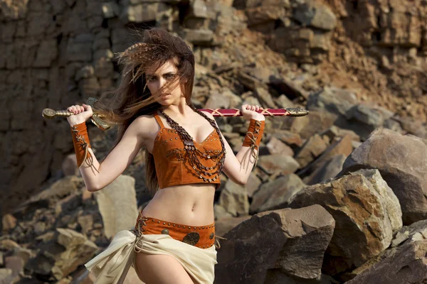 A menina bonita com uma espada em um terno da amazônia . — Fotografia de Stock