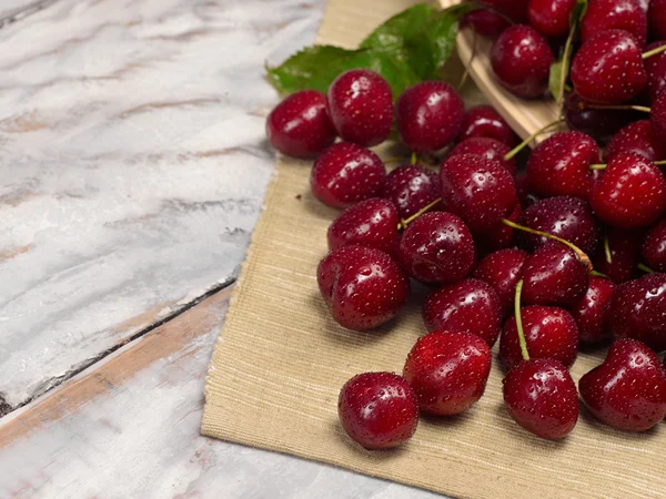 Makro zbliżenie świeżych wiśni i czereśni — Zdjęcie stockowe