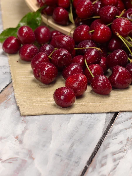 Macro un primer plano de cerezas frescas y cerezas dulces —  Fotos de Stock