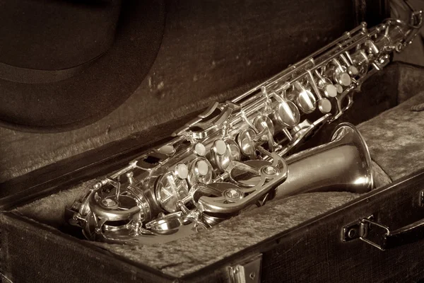 Chapeau et saxophone dans une vieille valise — Photo