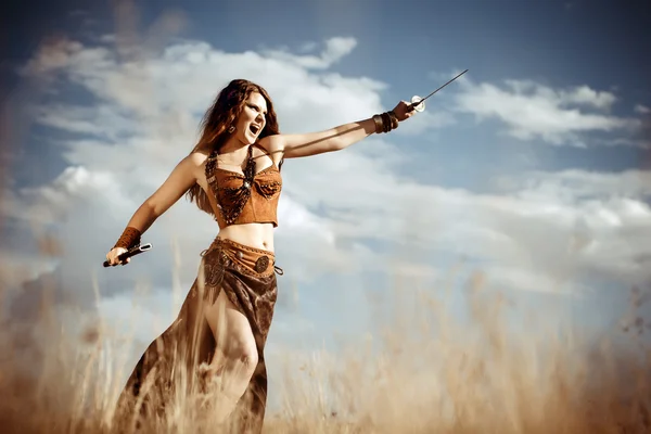 Amazon bir kılıç ile saldırılar