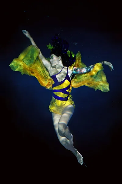 A menina bonita em um terno de um pássaro na piscina — Fotografia de Stock