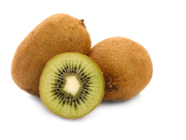 Beyaz arka plan üzerinde izole kesim ile üç kivi.