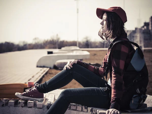 Ritratto di adolescente con berretto da baseball e skateboard . — Foto Stock