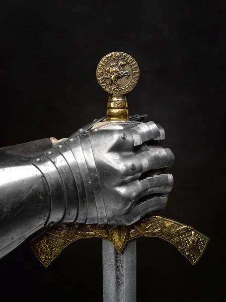 The sword of the Crusader and the knight's glove. — Stock Photo, Image