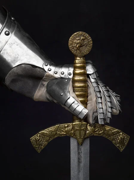 Haçlı ve şövalyenin eldiven kılıç. — Stok fotoğraf