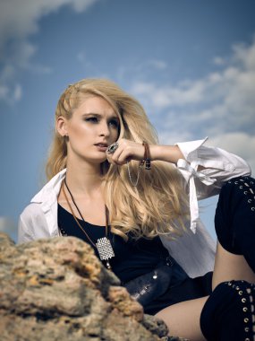 Sahilde güzel bir kız.