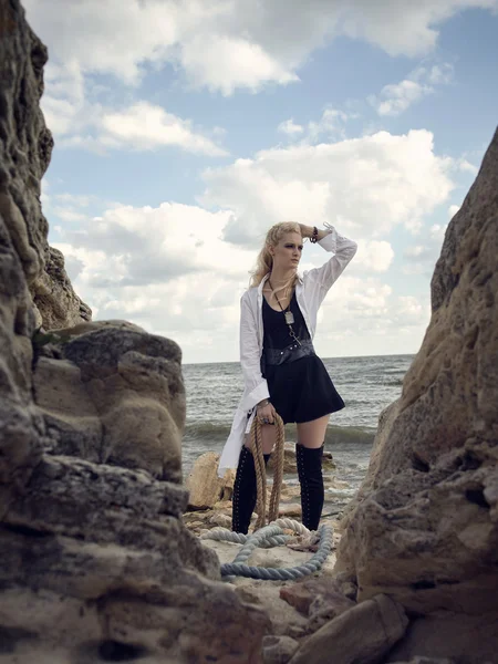 ブーツのビーチに立っている美しい海賊女性. — ストック写真