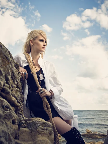 Çizmeli sahilde duran güzel korsan kadın. — Stok fotoğraf