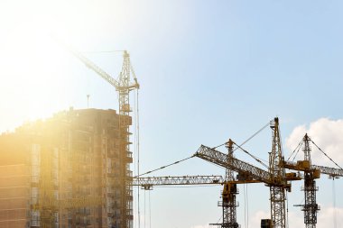 Bir konut kompleksinin inşaat süreci. 