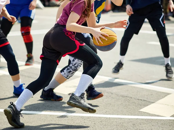 Young Girls Play Street Basketball Summer Moment Attack — Stock Photo, Image