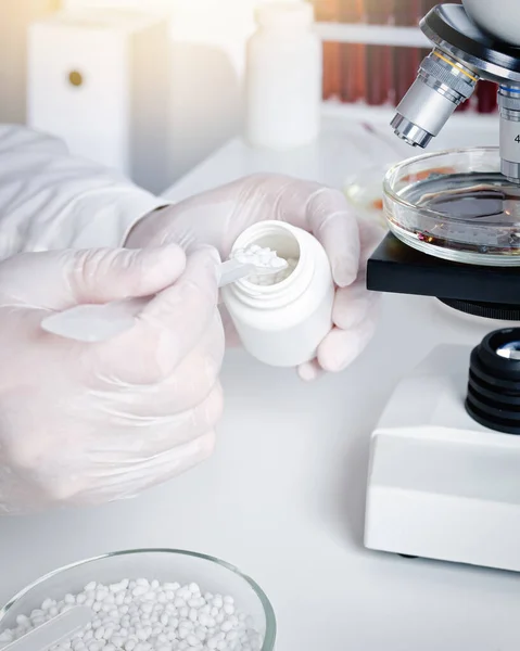Forskare Eller Laboratorieassistent Utför Ett Kemiskt Experiment Bakgrunden Laboratoriet — Stockfoto