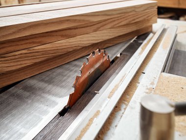 Tahta testeresi makinesinin yakın çekimi. Dairesel testere.