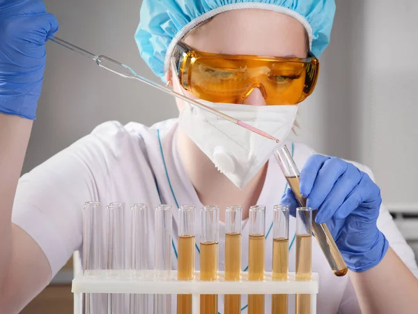 Girl Protective Mask Glasses Makes Scientific Experiment Pipette Test Tubes — Stock Photo, Image