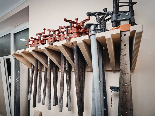 Conjunto Braçadeiras Grandes Para Trabalhar Madeira Parede Uma Oficina Carpinteiro — Fotografia de Stock