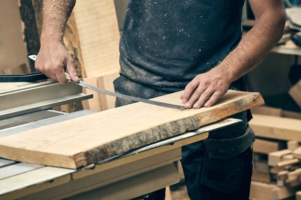 圆锯木匠在圆锯上工作的木匠的特写测量木板细部的过程 — 图库照片