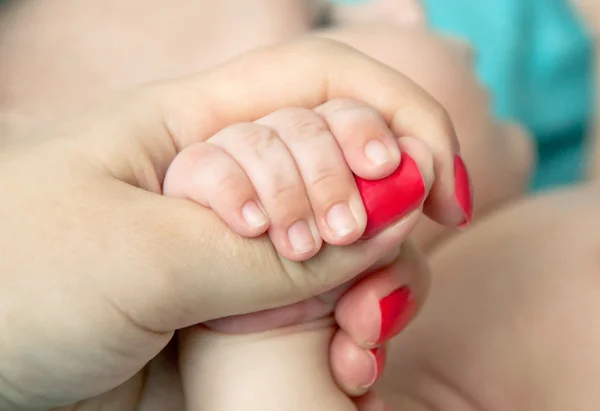 Nově narozené děti ruka — Stock fotografie