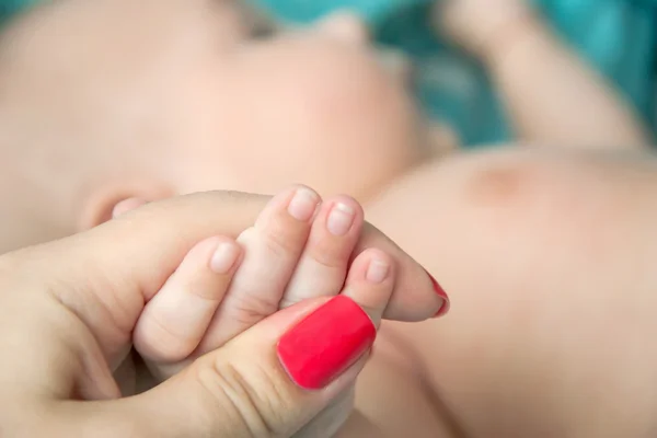 Nově narozené děti ruka — Stock fotografie
