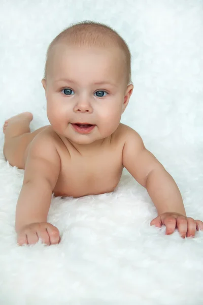 Boldog baba fekvő gyomor portréja. — Stock Fotó