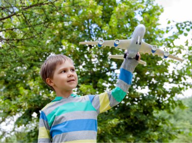 Çocuk oyuncak uçak ile