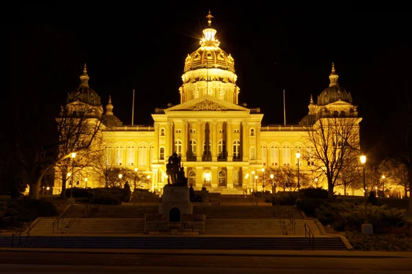 Frente do Capitólio do Estado de Iowa (Noite ) — Fotografia de Stock