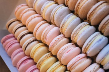 Renkli badem kurabiyeleri. Tüm aile için tatlı pasta. Farklı aromalarla ayarlanmış