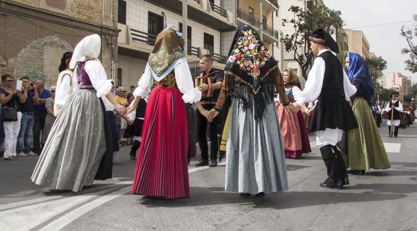 Quartu S.E., İtalya - 21 Eylül 2014: Parade Sardunyalı kostüm ve yüzen St Helena kutlama onuruna üzüm Festivali için.