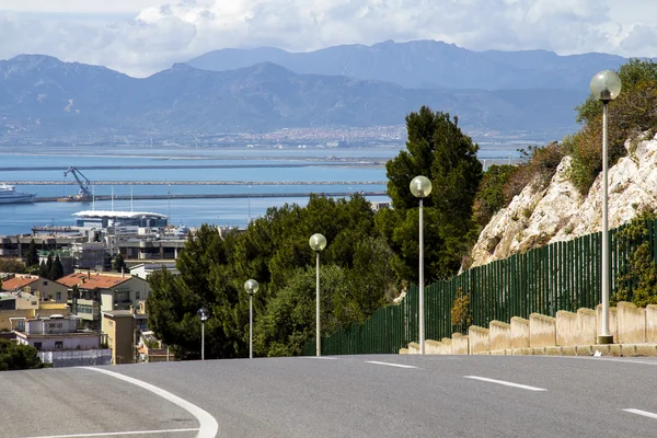Cagliari, İtalya - 21 Nisan 2012: Cagliari: Viale Europa - Sardunya