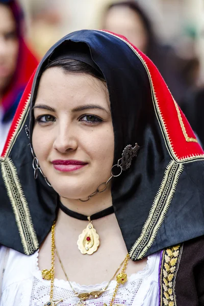 Femme en costumes sardes — Photo