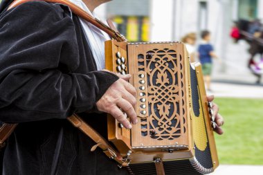 Klavye tuşları ile akordeon