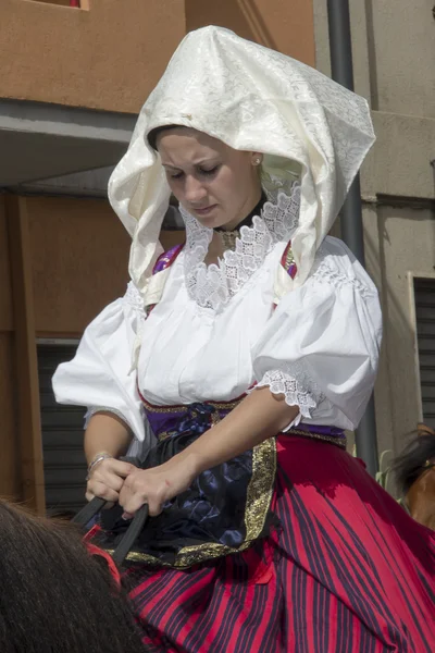 Schöne Frau hoch zu Ross — Stockfoto