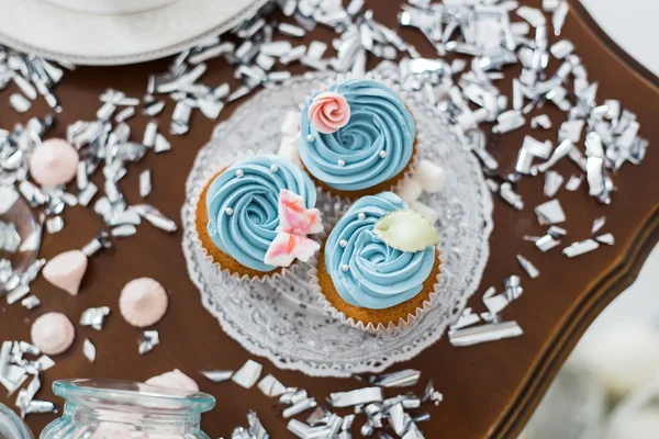 Cupcakes azuis na mesa de madeira — Fotografia de Stock