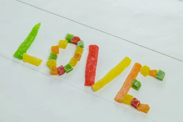Szerelem szó kandírozott gyümölcsökkel — Stock Fotó