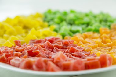 Beyaz bir tabak içinde kurutulmuş ananas