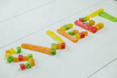 Kurutulmuş ananas yapılan tatlı kelime