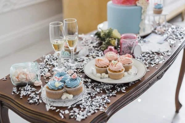 Candy bar with marshmallow and cupcakes — Stock Photo, Image