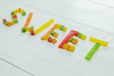 Kurutulmuş ananas yapılan tatlı kelime