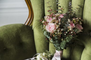 Sandalyenin üzerinde çiçek düğün gelin buketi