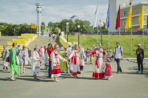 Népi csoport találkozik az utasokat a hajó — Stock Fotó