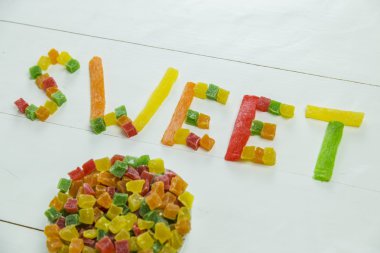 Kurutulmuş ananas yapılan tatlı kelime