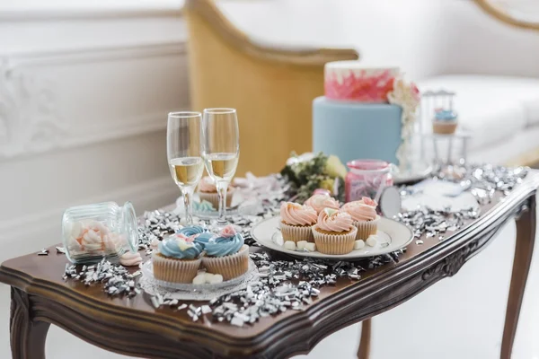 Candy bar with marshmallow and cupcakes — Stock Photo, Image