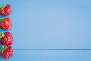 mavi zemin üzerine taze çilek