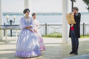 Yolcu tarihi kostümler insanlarla tanışmak