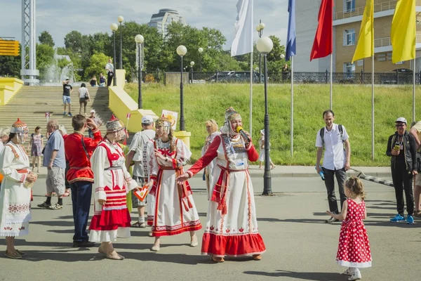 Groupe folklorique rencontrer les passagers du navire — Photo