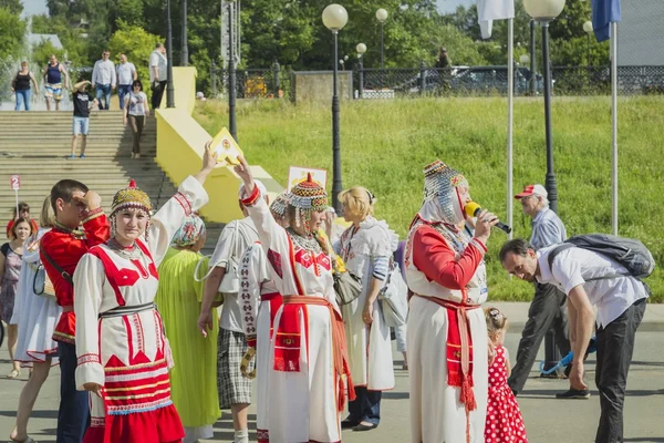 Népi csoport találkozik az utasokat a hajó — Stock Fotó