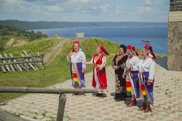 Groupe folklorique rencontrer les passagers du navire — Photo